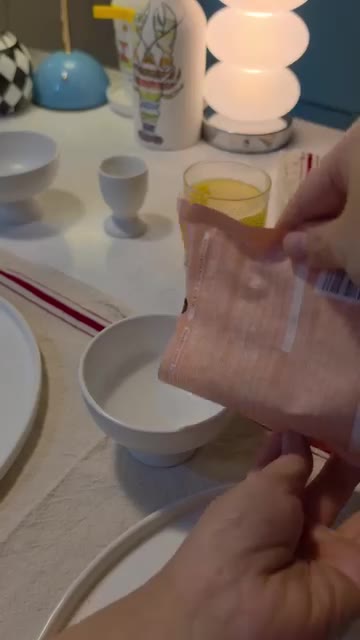버터를 두른 팬에 식빵을 올려 앞뒤로 노릇하게 굽는다. — 엄마 휴가라고 했더니 호텔 조식 해달라는 초딩들🤣 큰 흰 접시 하나면 우리 집도 5성급 호텔 오픈!