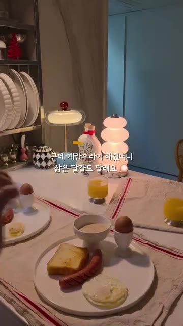 구운 식빵 위에 소시지와 계란 프라이를 올린다. — 엄마 휴가라고 했더니 호텔 조식 해달라는 초딩들🤣 큰 흰 접시 하나면 우리 집도 5성급 호텔 오픈!