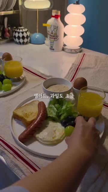 샐러드 채소, 블루베리, 포도를 곁들인다. — 엄마 휴가라고 했더니 호텔 조식 해달라는 초딩들🤣 큰 흰 접시 하나면 우리 집도 5성급 호텔 오픈!