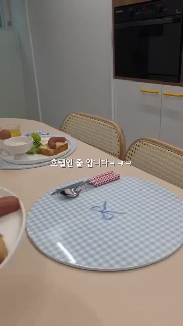 샐러드 채소 위에 소스를 뿌리고, 삶은 계란과 함께 곁들여 낸다. — 엄마 휴가라고 했더니 호텔 조식 해달라는 초딩들🤣 큰 흰 접시 하나면 우리 집도 5성급 호텔 오픈!