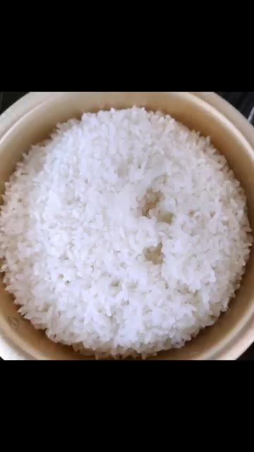 소갈비를 찬물에 담가 핏물을 제거하고 끓는 물에 데쳐 불순물을 제거… — 매콤달콤 소갈비찜 레시피