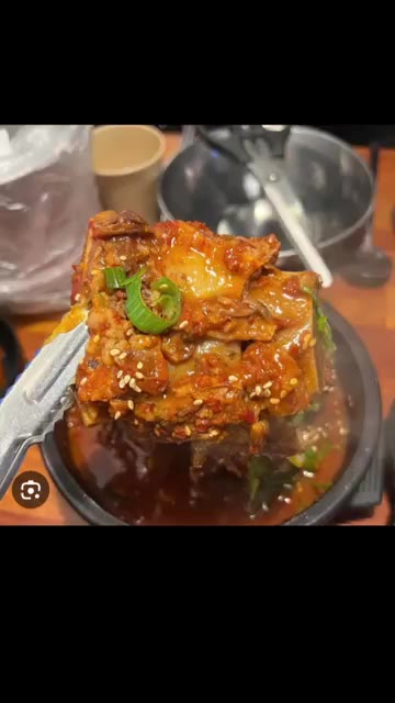 마지막으로 대파와 고추를 넣고 한소끔 더 끓여줍니다. — 매콤달콤 소갈비찜 레시피