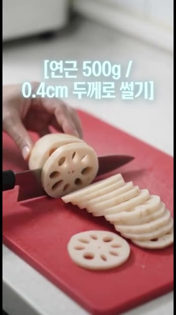 볼에 그릭 요거트 듬뿍 1큰술, 들깨가루 2큰술, 레몬즙 1큰술,… — 이게 연근 맞아? 깜짝 놀랄 아삭함! 역대급 인생 연근 샐러드 만들기
