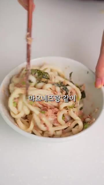양배추에 밥과 참치 비빔을 올려 싸 먹는다. — 명절 지나고 두둑히 만드세요