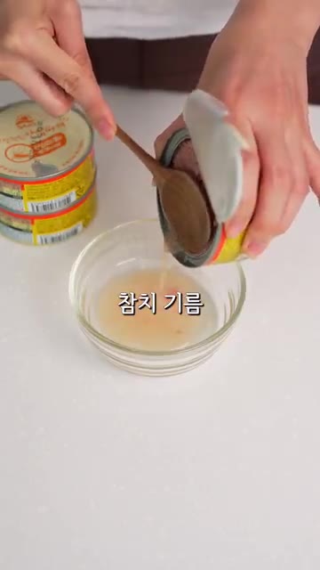 깻잎에 밥과 참치 비빔을 올려 싸 먹는다. — 명절 지나고 두둑히 만드세요