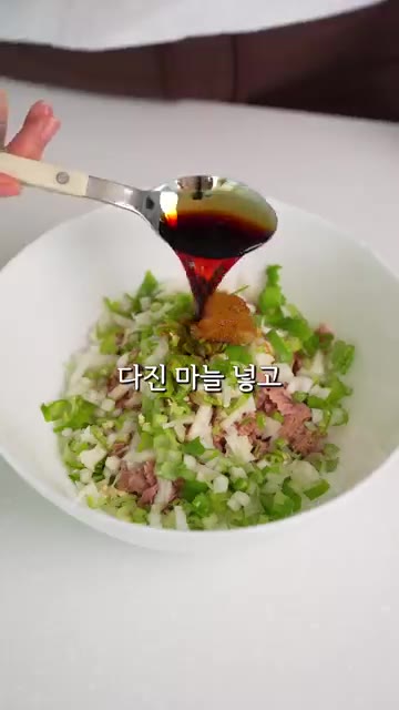 우동면에 참치 비빔, 마요네즈, 김을 넣고 비벼 먹는다. — 명절 지나고 두둑히 만드세요