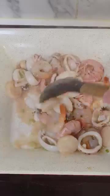준비한 해물을 넣고 볶는다. — 중식당에서 먹던 해물누룽지탕, 집에서도 10분이면 뚝딱!