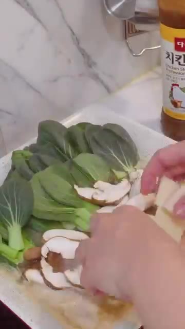 물과 치킨스톡을 넣고 끓으면 청경채, 표고버섯, 죽순을 넣는다. — 중식당에서 먹던 해물누룽지탕, 집에서도 10분이면 뚝딱!