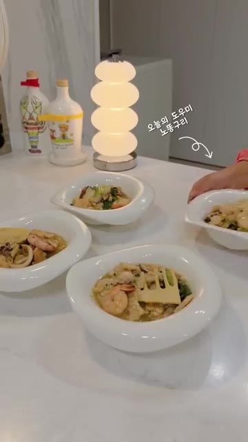 누룽지를 넣고 한소끔 끓여 완성한다. — 중식당에서 먹던 해물누룽지탕, 집에서도 10분이면 뚝딱!