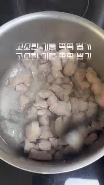 다진 마늘 1T, 새우젓 1T를 넣고 계속 볶다가 진간장 2T를 넣… — 평생 써먹을 김치찌개 비법