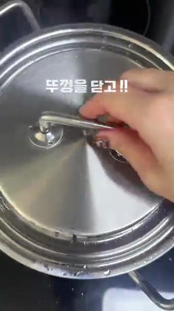 뚜껑을 닫고 최소 30분 이상 푹 끓인다. — 평생 써먹을 김치찌개 비법