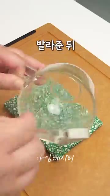 그릇에 참기름을 골고루 발라주고 반죽을 모두 부어줍니다. — 불없이 만드는 아이들 방학 반찬 !!