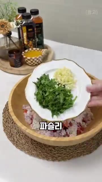 볼에 다진 소고기, 잘게 썬 양파와 토마토, 쌀, 다진 마늘, 파슬… — 양배추, 쌈장에만 드셨다면 이렇게 만들어 보세요! 양배추 고기말이(카푸스카 돌마)