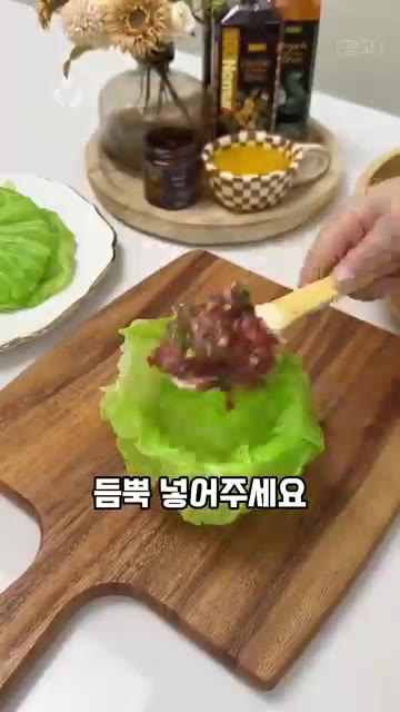 데친 양배추 잎을 펼치고 고기소를 듬뿍 넣은 뒤, 잎의 가장자리를… — 양배추, 쌈장에만 드셨다면 이렇게 만들어 보세요! 양배추 고기말이(카푸스카 돌마)