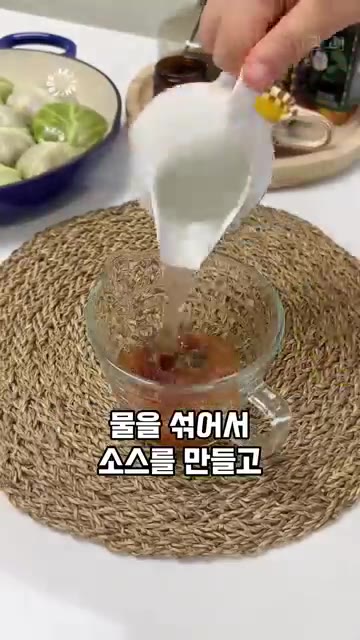 다른 볼에 토마토 페이스트, 소금, 향신료, 올리브유, 물을 넣고… — 양배추, 쌈장에만 드셨다면 이렇게 만들어 보세요! 양배추 고기말이(카푸스카 돌마)