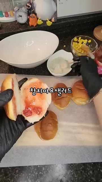 모닝빵을 반으로 가른다. — 참치마요 모닝빵 샌드위치 레시피