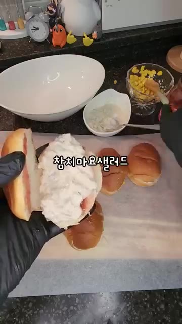 모닝빵 안쪽에 딸기잼을 바른다. — 참치마요 모닝빵 샌드위치 레시피