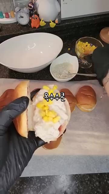 참치마요 샐러드를 듬뿍 올린다. — 참치마요 모닝빵 샌드위치 레시피