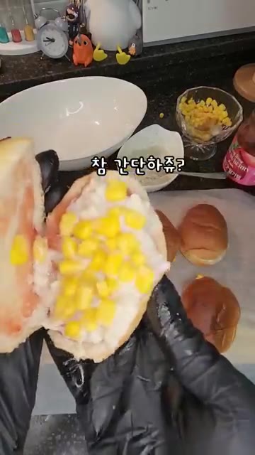 옥수수콘을 올리고 빵을 덮어 완성한다. — 참치마요 모닝빵 샌드위치 레시피