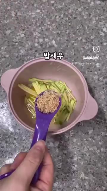 그릇에 계란을 깨뜨려 넣고 새우가루와 야채후레이크를 넣고 잘 섞어준다. — 전자레인지 5분 레시피 애호박치즈밥