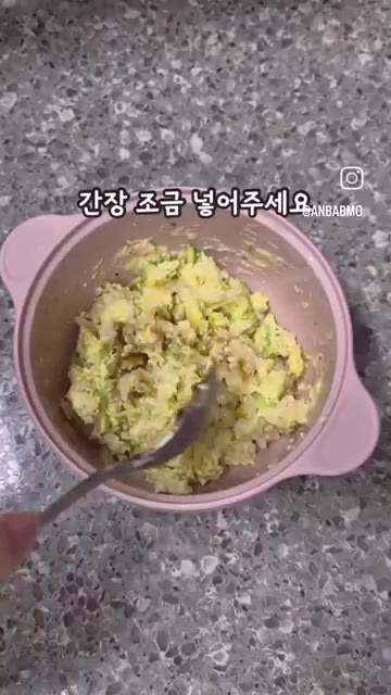 간장을 약간 넣고 부드럽게 섞어준다. — 전자레인지 5분 레시피 애호박치즈밥