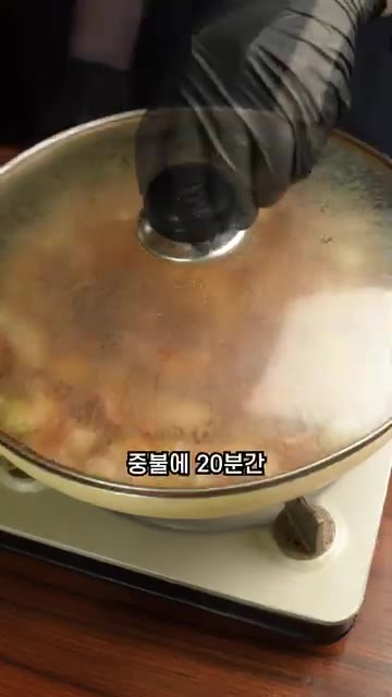 핏물을 뺀 돼지갈비를 2~3번 헹궈 냄비에 넣고, 물 600ml와… — 1~2인 가족을 위한 소량 레시피! 돼지갈비찜 만들기