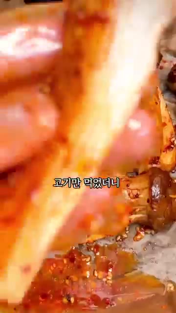 올리브유, 소금, 후추를 넣고 버섯 겉면에 골고루 버무려 코팅한다. — 고기 뺨치는 겉바속촉 즙 팡팡! 에프 새송이버섯구이