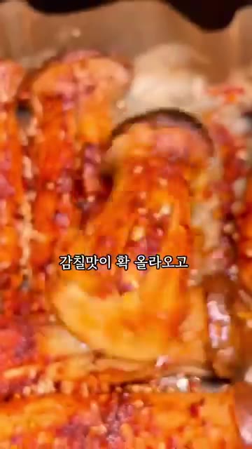 구워진 버섯을 꺼내자마자 뜨거울 때 준비한 시즈닝을 듬뿍 뿌려준다. — 고기 뺨치는 겉바속촉 즙 팡팡! 에프 새송이버섯구이