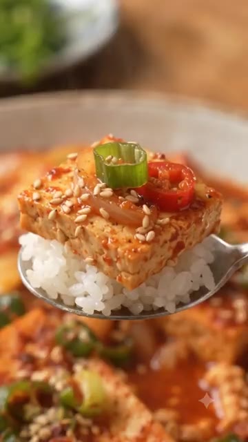 마지막에 대파와 홍고추를 올리고 한소끔 더 끓여 완성한다. — 매콤 두부조림 황금레시피
