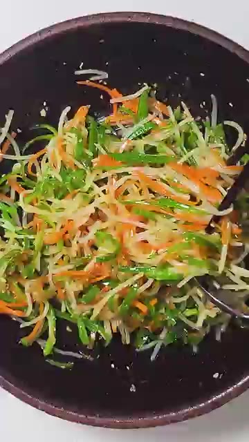 숙주 300g을 끓는 물에 살짝 데쳐 찬물에 헹궈 물기를 제거하고… — 숙주를 이렇게 먹어도 맛있습니다!