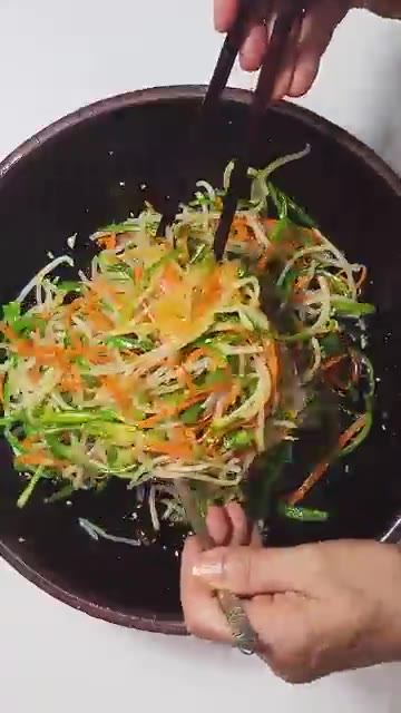 너무 세게 버무리지 않고 아기 머리 감기듯 살살 버무려 시원하게 드… — 숙주를 이렇게 먹어도 맛있습니다!