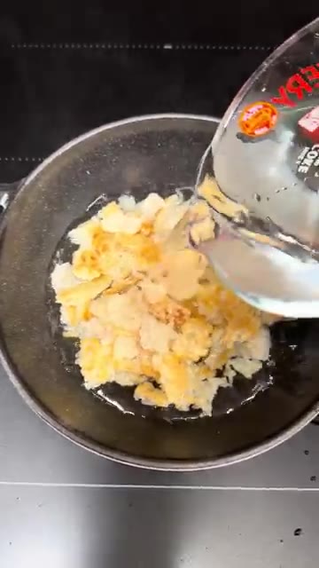 냄비에 누룽지와 물 4컵을 넣고 끓인다. — 누룽지죽 & 떡갈비 & 데미그라소스 & 샐러드