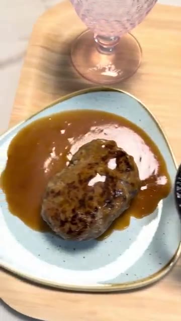 접시에 누룽지죽, 떡갈비, 샐러드 채소, 방울토마토, 귤을 보기 좋… — 누룽지죽 & 떡갈비 & 데미그라소스 & 샐러드