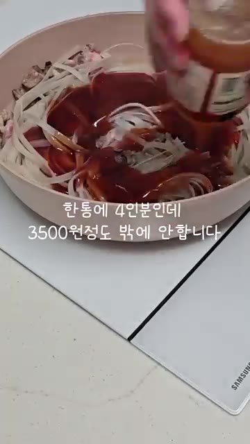 팟타이 소스를 넣고 면과 재료가 잘 섞이도록 볶습니다. — 집에서 팟타이 만들기