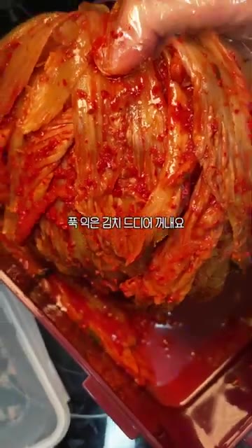 팬에 돼지고기를 먼저 넣고 구워줍니다. — 끓일수록 맛있는 초간단 돼지고기 김치찌개 레시피