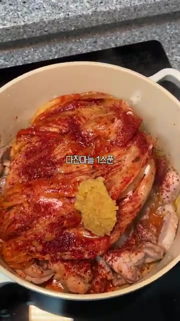 푹 익은 김치를 넣고 설탕, 고춧가루, 맛술, 다진 마늘, 김치 국… — 끓일수록 맛있는 초간단 돼지고기 김치찌개 레시피