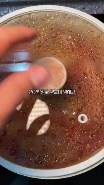 뚜껑을 덮고 약불에 20분 정도 끓여줍니다. — 끓일수록 맛있는 초간단 돼지고기 김치찌개 레시피