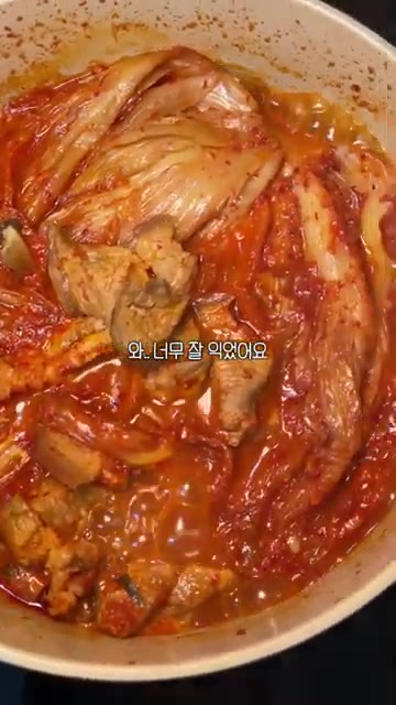 김치가 잘 익으면 파를 넣고 조금 더 끓여줍니다. — 끓일수록 맛있는 초간단 돼지고기 김치찌개 레시피