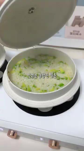가마솥에 김치를 넣고 볶아 깊은 맛을 낸다. — 까사밀라 가마솥 활용법