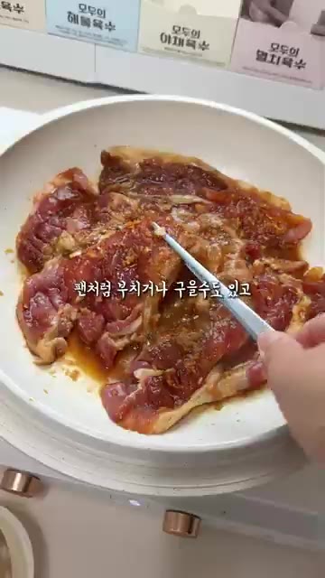 밥과 채소를 넣고 고르게 섞어 볶아 밥을 짓는다. — 까사밀라 가마솥 활용법