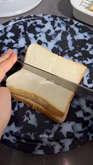 식빵 위에 슬라이스 치즈를 올린다. — 화이트리에 식빵 치즈 토스트 레시피