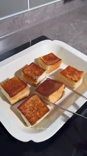 팬에 식빵을 올리고 노릇하게 구워준다. — 화이트리에 식빵 치즈 토스트 레시피