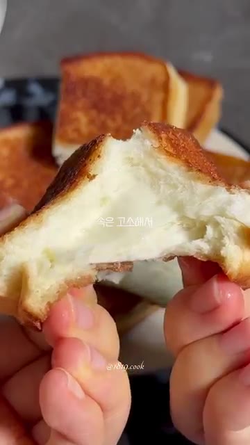 겉은 바삭하고 속은 고소한 치즈 토스트가 완성된다. — 화이트리에 식빵 치즈 토스트 레시피