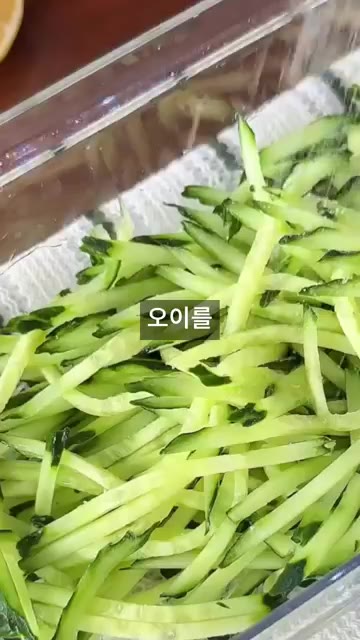 오이를 채 썰어 준비합니다. — 아삭아삭 상큼함이 폭발하는 초간단 오이참치마요 삼각김밥