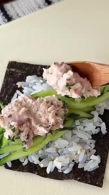 김 위에 밥을 얇게 펴고, 채 썬 오이와 참치 샐러드를 올립니다. — 아삭아삭 상큼함이 폭발하는 초간단 오이참치마요 삼각김밥