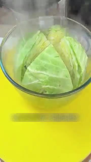 양배추 1통을 먹기 좋은 크기로 잘라 볼에 담아주세요. — 하룻밤만 재워두면 완벽해지는 상큼 아삭 양배추 피클 만들기✨