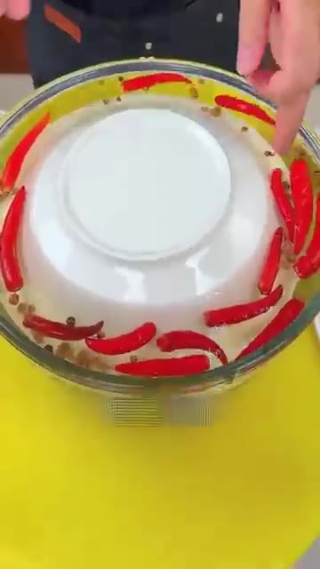 접시를 덮고 그 위에 또 다른 접시를 덮어 하룻밤 재워주세요. — 하룻밤만 재워두면 완벽해지는 상큼 아삭 양배추 피클 만들기✨