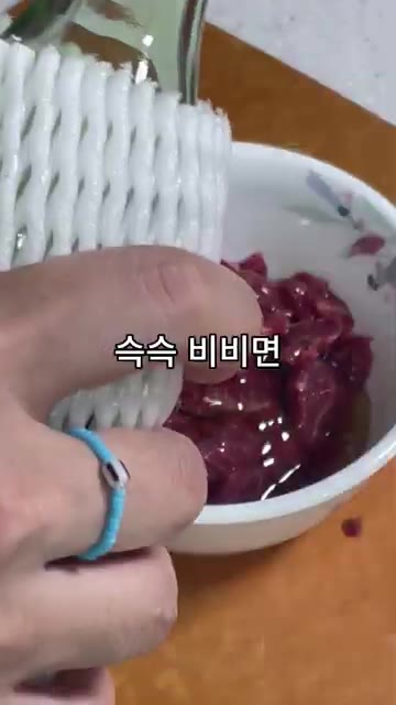 볼에 썰어둔 고기를 담고 양념장, 참기름, 다진 마늘을 넣어 섞어줍니다. — 집에서 만 원으로 육회 파티 즐기기