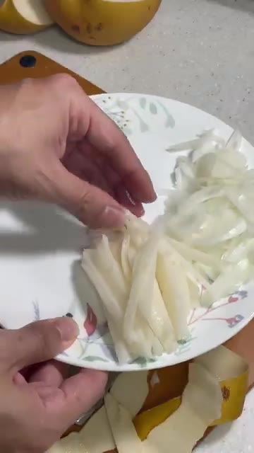 배를 썰어줍니다. 생양파도 얇게 썰고 슬라이스 치즈도 준비합니다. — 집에서 만 원으로 육회 파티 즐기기
