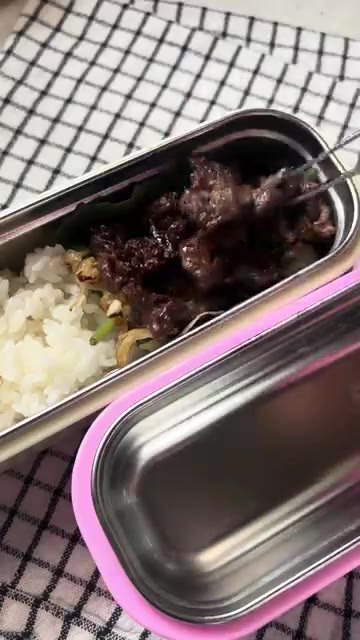 팽이버섯을 구워 밥 위에 올린다. — 프리랜서 도시락 만들기
